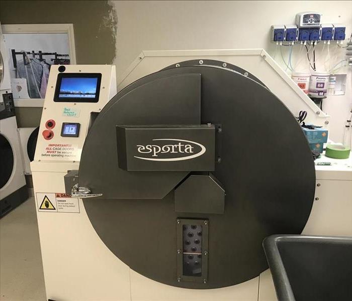 Large machine with gray front labeled "esporta"